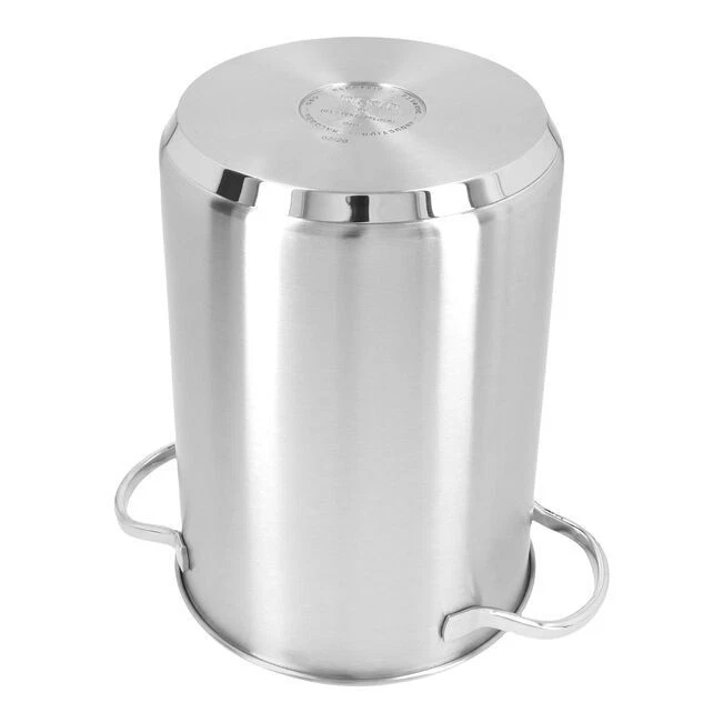 Conjunto panela + cesto na cozinha